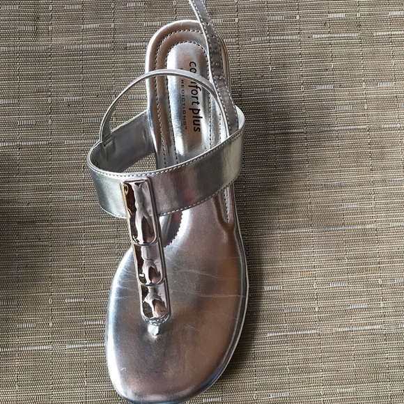 😀 $30/3 Silver wedge sandal Comfort Plus - Picture 3 of 3